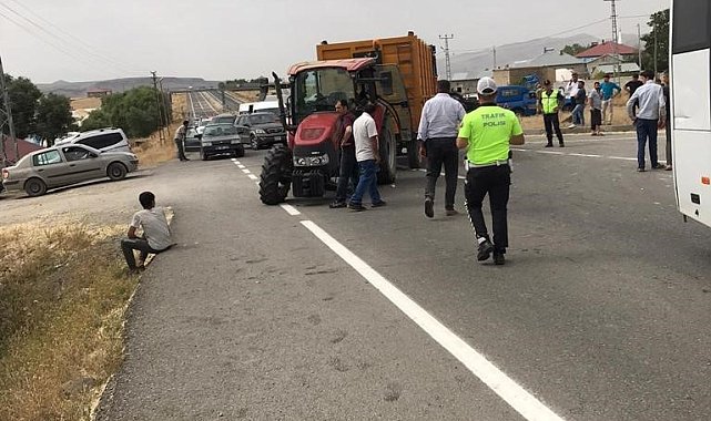 Ağrı'da otomobil ile traktör çarpıştı; 4 yaralı