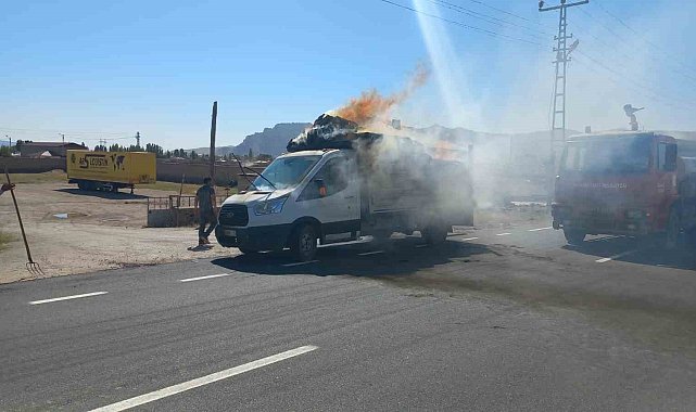 Ağrı'da saman yüklü araç alev aldı