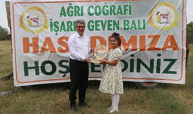 Ağrılı arıcılar tescilli "geven balı" hasadında