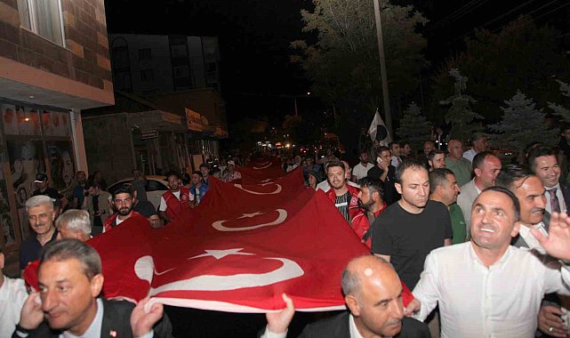 Ahlat'ta 200 metre bayrakla 'Fener Alayı' yürüyüşü