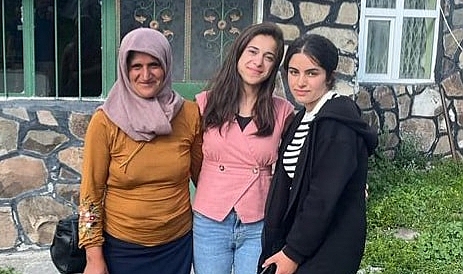 AKI-Der Kadınlar Meclisi, başarılı öğrenciyi ziyaret etti