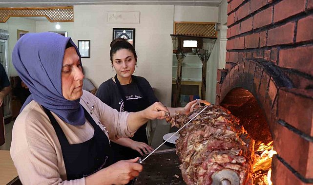 Anne kız cağ kebabı yapıyor