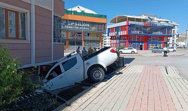 Araç evin bahçesine uçtu