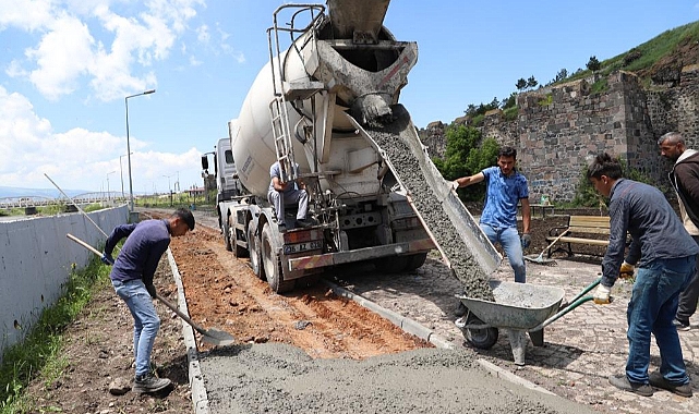 Ardahan Belediyesi bisiklet yolu yapıyor