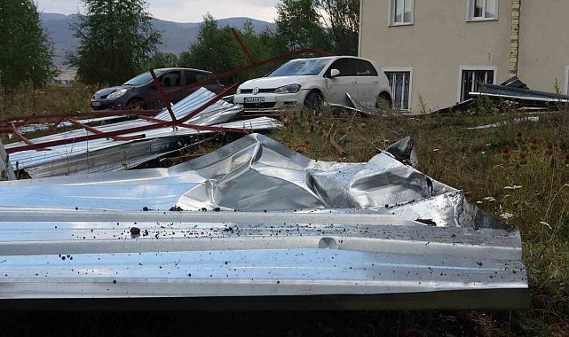 Ardahan'da hortum: çatılar uçtu, araçlar zarar gördü