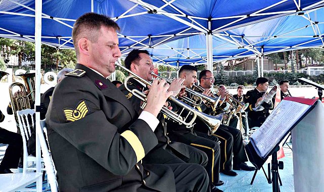 Askeri bando coşturdu