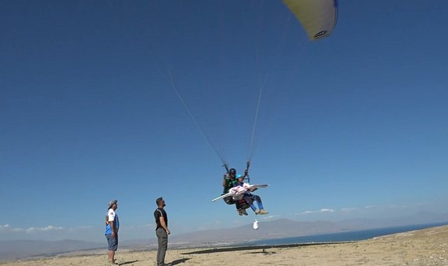 Baba ve oğul yamaç paraşütüyle 'Erciş il olsun' pankartı açtı
