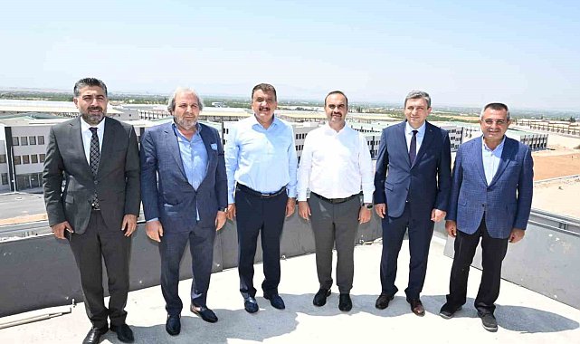 Bakan Kacır: "Malatya'mızı ve tüm deprem bölgemizi hızla ayağa kaldıracağız"