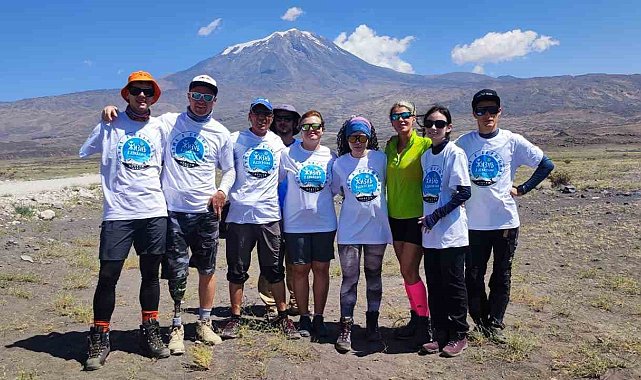 Bedensel engelli dağcılar Ağrı Dağı'nda