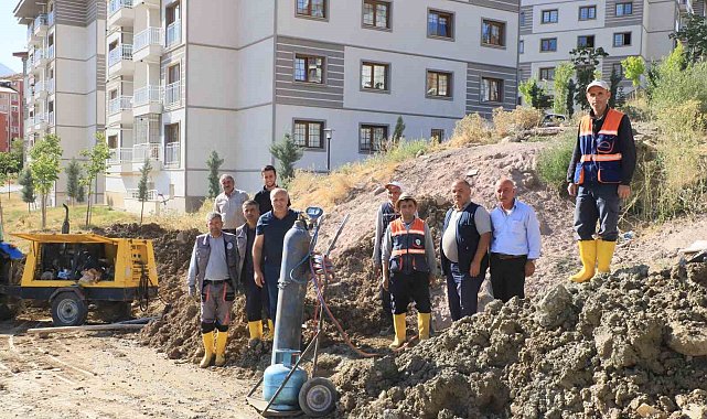 Belediye çalışanları sıcaklarla mücadele gediyor