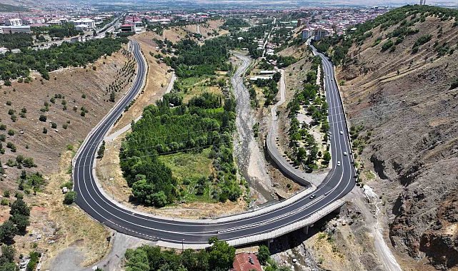 Bingöl Belediyesi yolları kendi ürettiği asfaltla yeniliyor