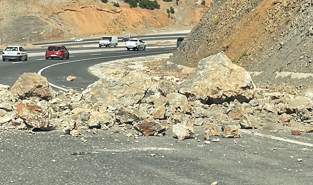 Bingöl - Erzurum karayolunda kayalar yola düştü