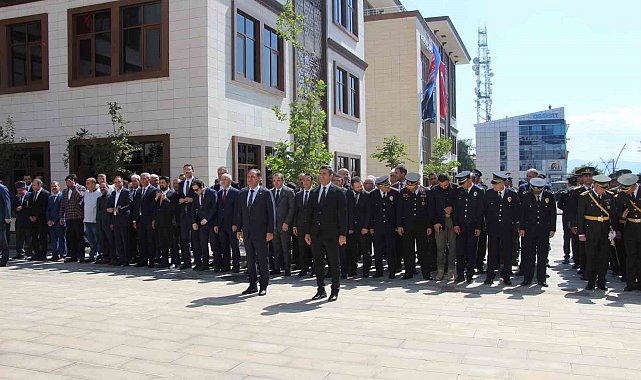 Bingöl'de 30 Ağustos Zafer Bayramı nedeniyle çelenk sunma töreni yapıldı