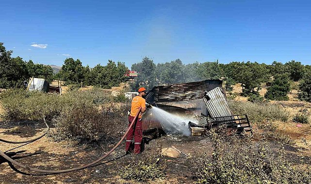 Bingöl'de metruk yapıda çıkan yangın ormanlık alana sıçramadan söndürüldü