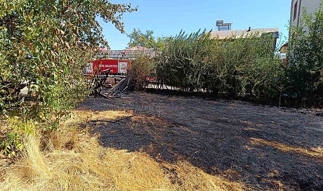 Bingöl'de örtü yangını eve sıçramadan söndürüldü