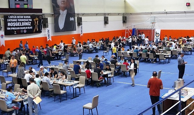 Bitlis'te 4 ülkeden 260 sporcu satranç turnuvasında ter döktü