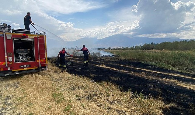 Boş arazide çıkan ot yangını söndürüldü