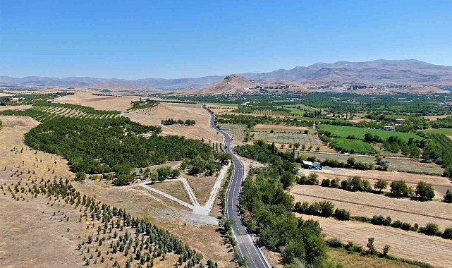 Büyükşehir, yolları asfaltlamaya devam ediyor