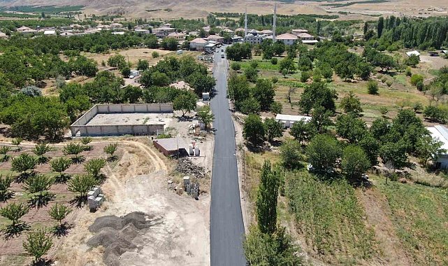 Büyükşehrin Akçadağ'daki yol çalışmaları sürüyor