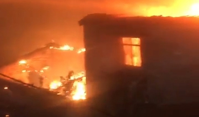 Çanakkale’de yangın evlere ulaştı, evler alev alev yanıyor