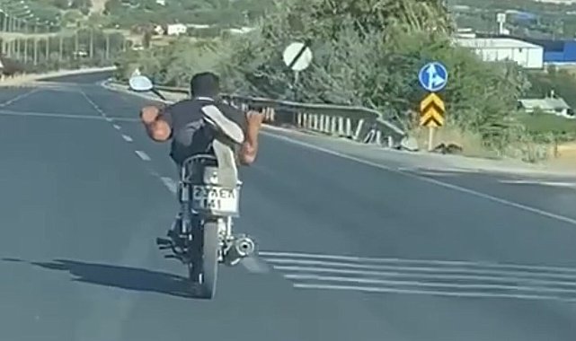 Canını hiçe saydı, motosikleti yatarak sürdü: O anlar kamerada