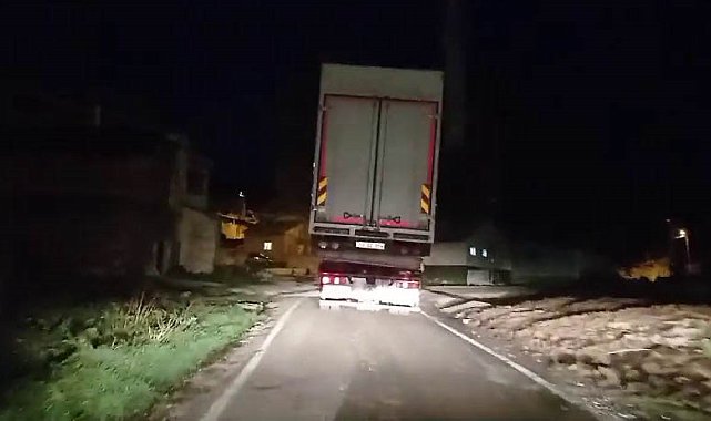 Çekiciye yüklenen kamyon tehlike saçtı