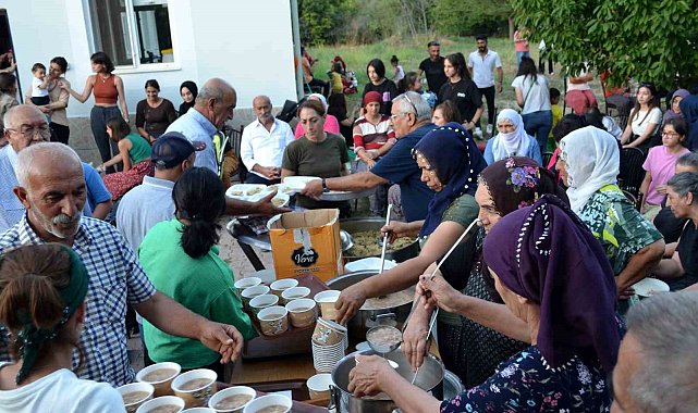 Çemişgezekte, vatandaşlara aşure dağıtıldı