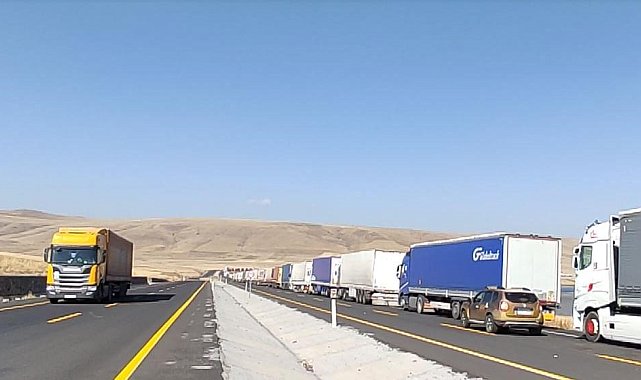 Çıldır-Aktaş Gümrük Kapısı'nda tır kuyruğu