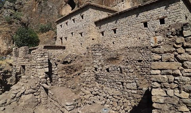 Çukurca'nın tarihi kale evleri restore ediliyor