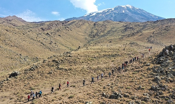 Dağcıların 4 gün süren zorlu Ağrı Dağı tırmanışı adım adım görüntülendi