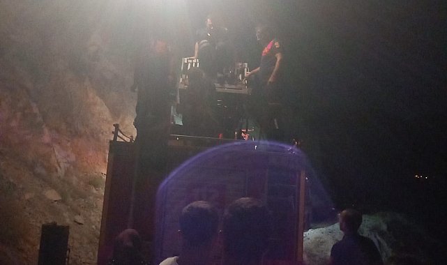 Dağda mahsur kalan anne ne kızı AFAD ve itfaiye ekipleri kurtardı