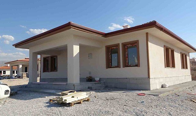 Deprem bölgesi Malatya'da köy evlerinden sona gelindi
