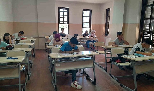 Deprem bölgesinde öğrencilere deneme sınavları