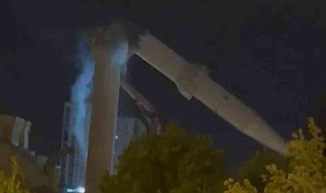 Depremde hasar alan cami minaresi yıkıldı