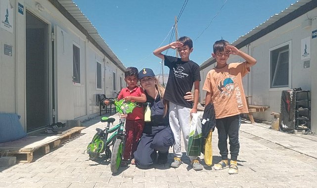 Depremzede çocuklara jandarma şefkati