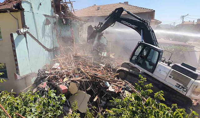 Doğanşehir'de ağır hasarlı binaların yıkımı sürüyor