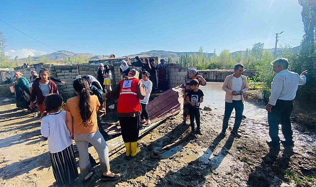 Doğubayazıt'ta sel felaketi: Türkiye-İran kara yolu ulaşıma açıldı