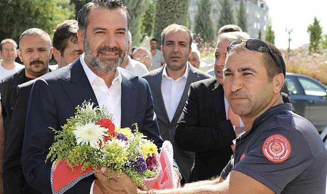 Elazığ Belediyesi çalışanlara yüzde 103 zam yaptı, Başkan Şerifoğulları, davul klarnet eşliğinde çiçeklerle karşılandı