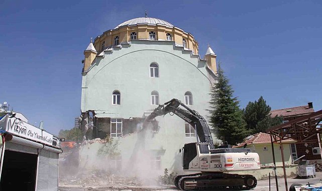 Elazığ'da 50 yıllık caminin yıkımına başlandı