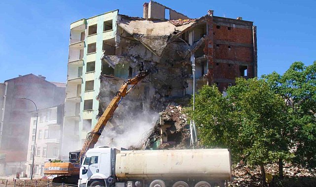 Elazığ'da ağır hasarlı binaların yıkımı devam ediyor