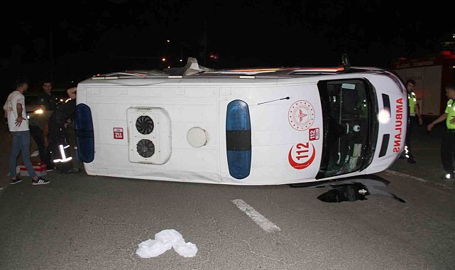 Elazığ'da ambulans ile pikap çarpıştı: 5 yaralı