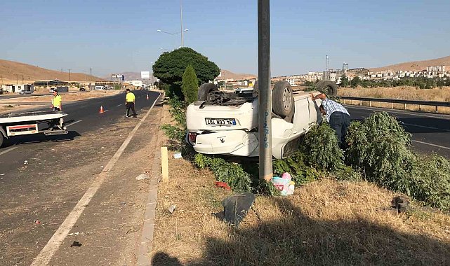 Elazığ'da aydınlatma direğine çarpan otomobil takla attı: 4 yaralı