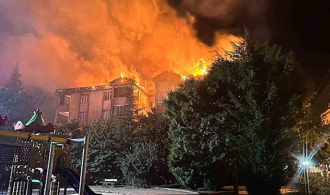 Elazığ'da çatı yangını, alevler gökyüzünü kapladı