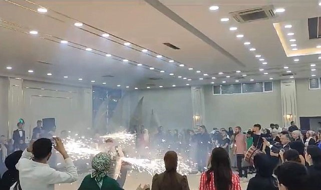 Elazığ'da davulcuların meşaleli şovu