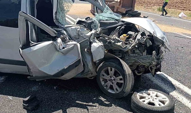 Elazığ'da hafif ticari araç ile traktör çarpıştı: 1'i ağır 5 yaralı