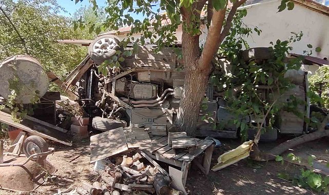 Elazığ'da otomobil bahçeye uçtu: 8 yaralı
