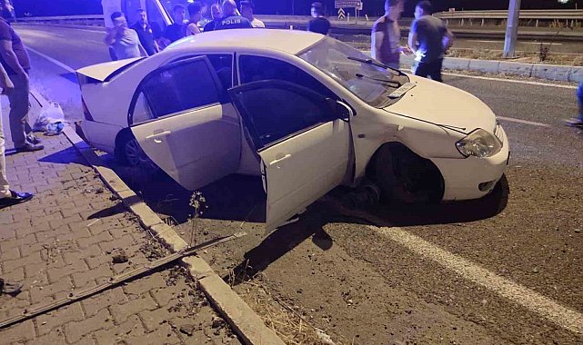 Elazığ'da otomobil kaldırıma çarptı: 3 yaralı