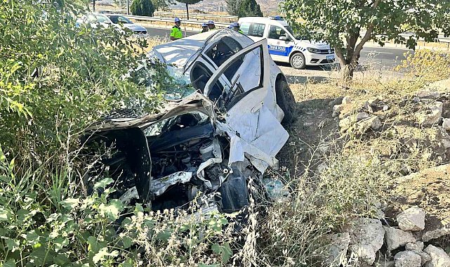 Elazığ'da otomobil şarampole uçtu: 2 yaralı