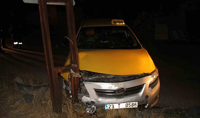 Elazığ'da otomobil yayaya çarptı: 2 yaralı