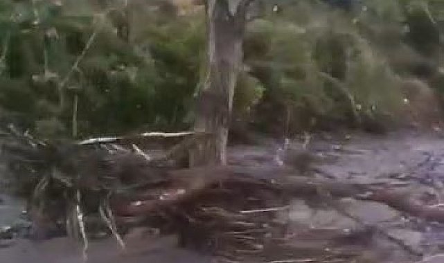 Elazığ'da sağanak yağış köy yollarını tahrip etti